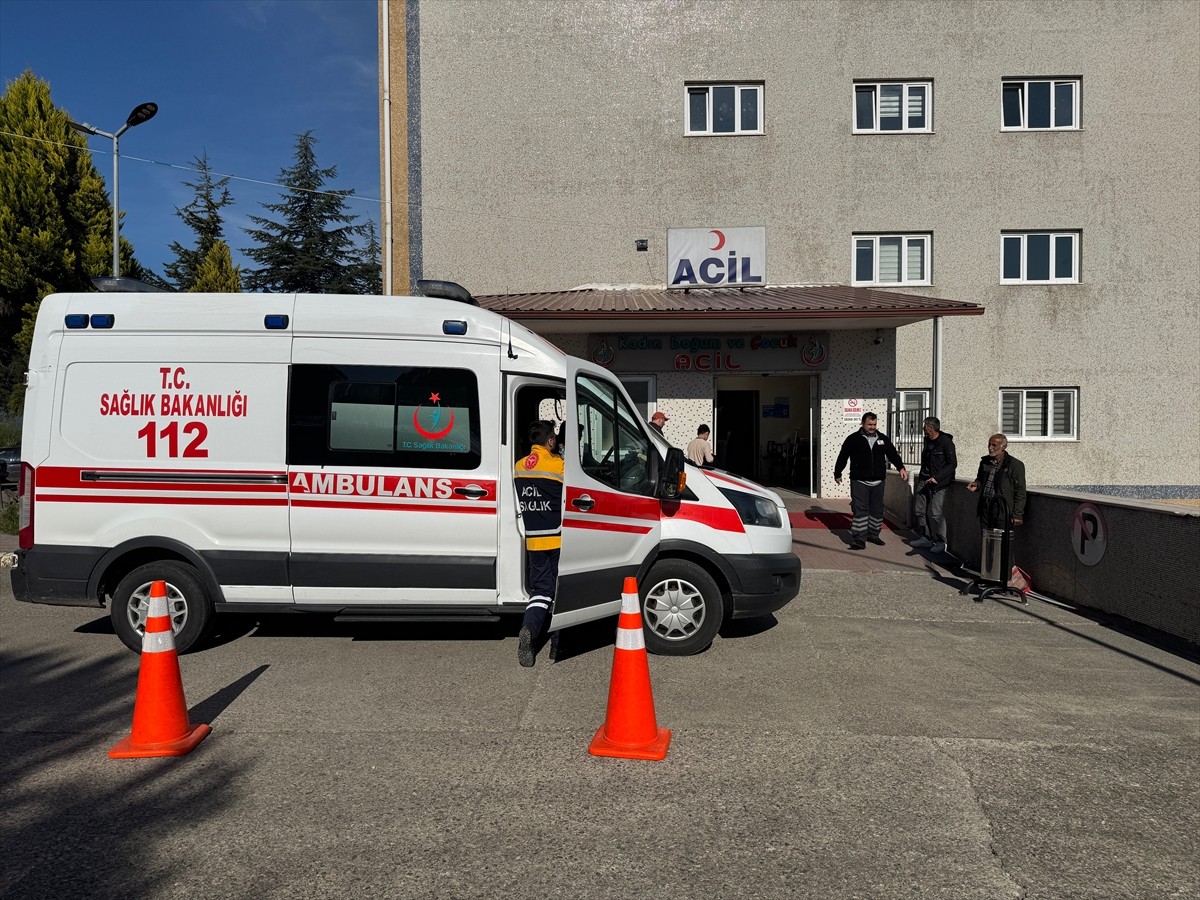 Bartın'da çöpe atılan tarihi geçmiş şekerlemelerden yiyen 17 öğrenci, gıda zehirlenmesi şüphesiyle...