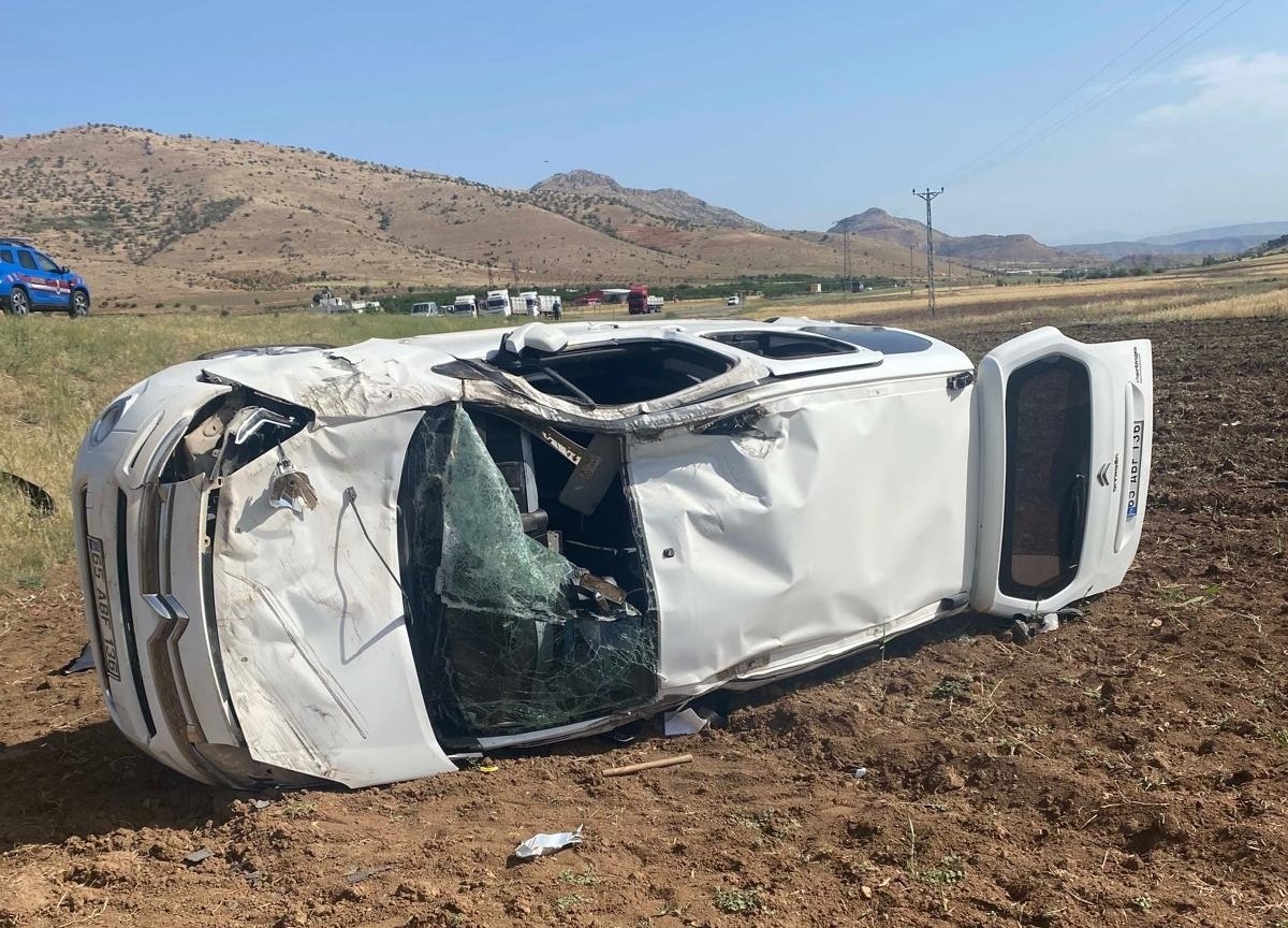  Batman'ın Gercüş ilçesinde hafif ticari aracın tarlaya devrilmesi sonucu 1 kişi öldü, 2 kişi...