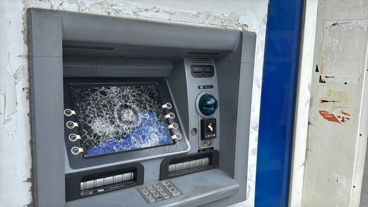 Bayrampaşa'da bazı bankalara ait 4 ATM'nin ekranı, kimliği henüz belirlenemeyen kişi ya da...