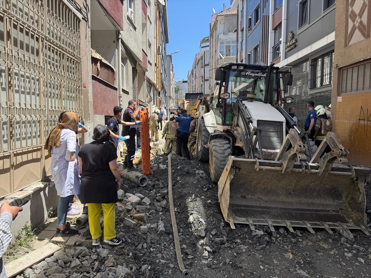 Bayrampaşa'da, kanalizasyon çalışması sırasında meydana gelen göçüğe düşen işçiyi kurtarmak için...