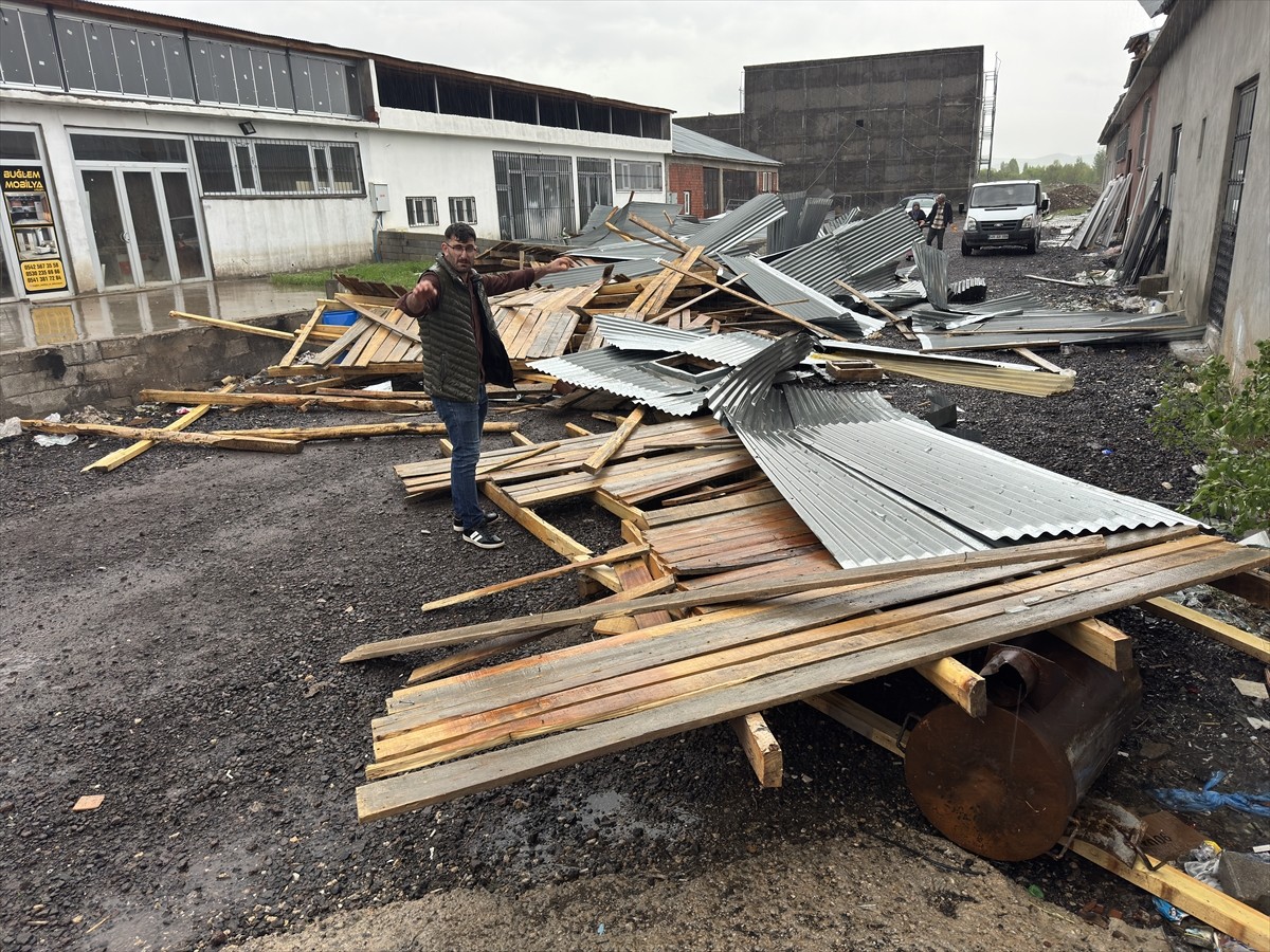 Bingöl'de şiddetli rüzgar nedeniyle çok sayıda binanın çatısı uçtu.