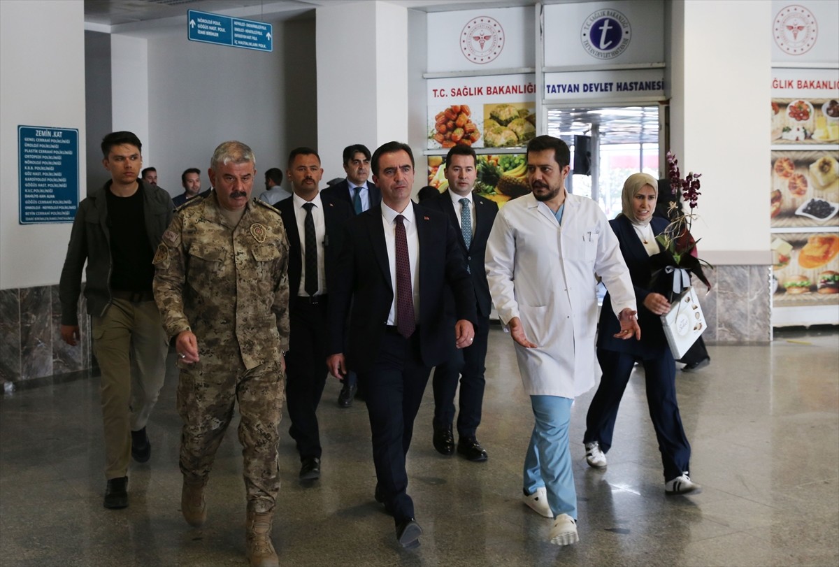 Bitlis'in Güroymak ilçesinde refüje çarparak takla atan araçtaki iki polis memuru yaralandı....