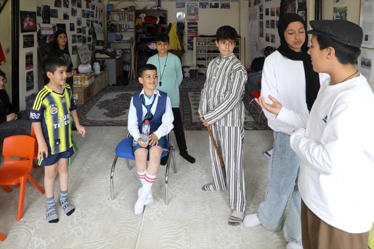 Bitlis Belediyesinin tiyatro ekibi, 2024-2025 tiyatro sezonunu Türk tiyatrosu eserlerinden...