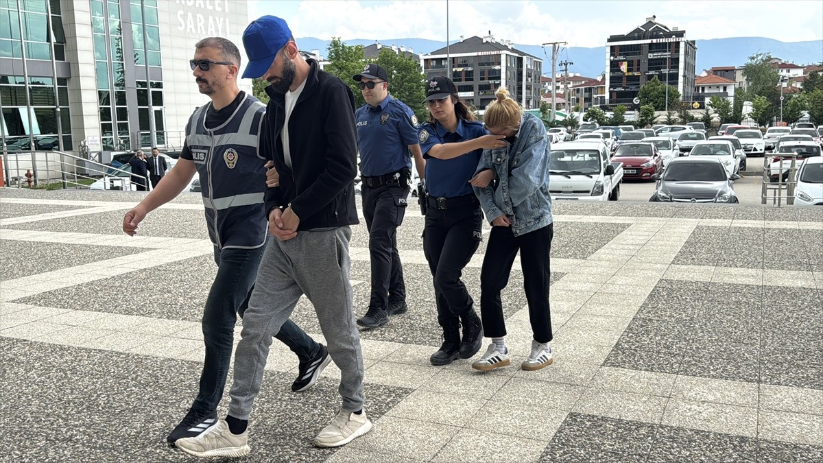 Bolu'da çalıntı plakayla hırsızlık yaptığı iddiasıyla gözaltına alınan 2 şüpheliden biri...