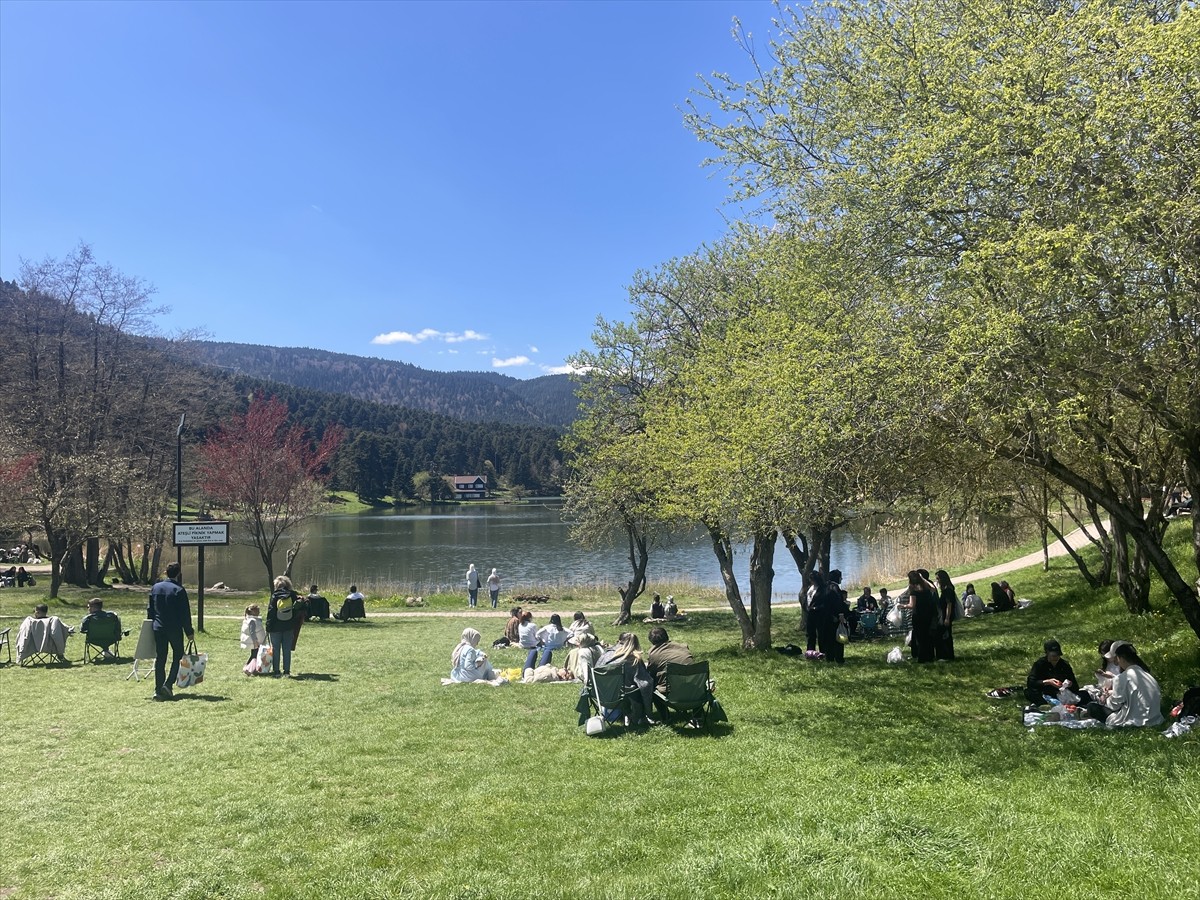 Bolu'nun doğal güzellikleriyle öne çıkan Gölcük Tabiat Parkı, hafta sonunda yerli ve yabancı...
