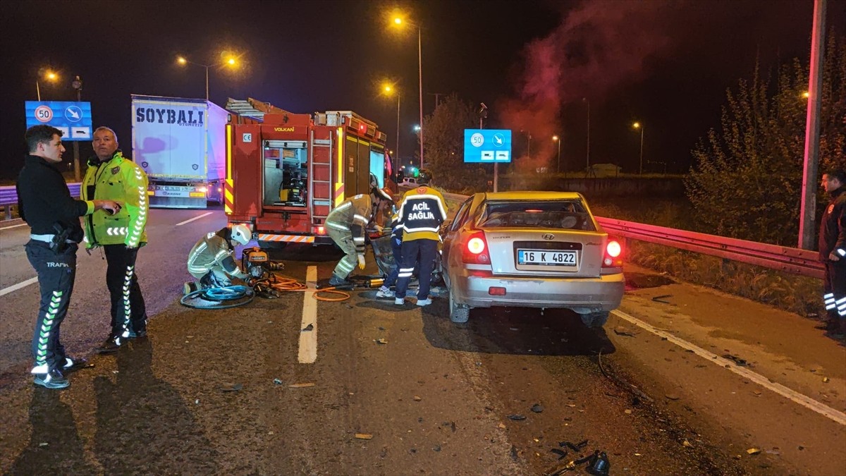 Bursa'nın İnegöl ilçesinde kamyona çarpan otomobilin sürücüsü ağır yaralandı. İhbar üzerine...