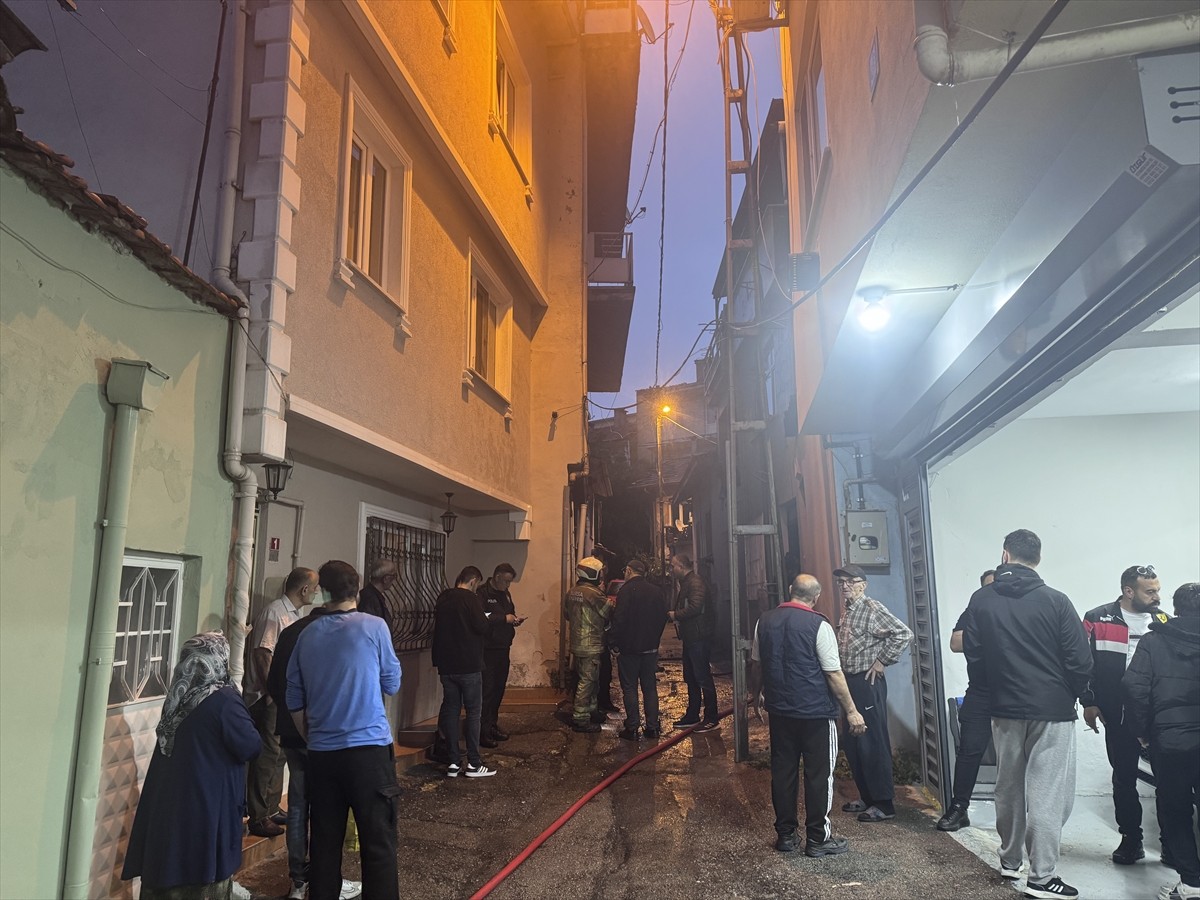 Bursa'nın Yıldırım ilçesinde yangın çıkan evde bir kadının cesedi bulundu.