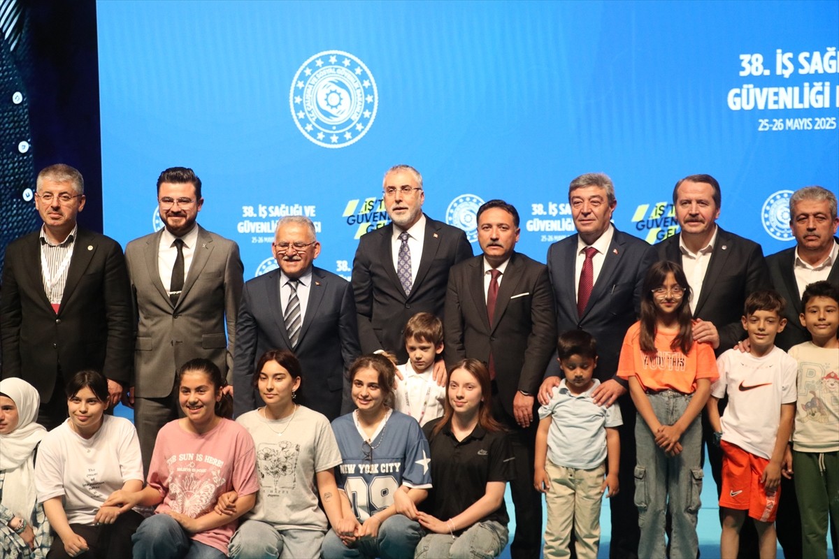 Çalışma ve Sosyal Güvenlik Bakanı Vedat Işıkhan, çeşitli programlara katılmak için geldiği...