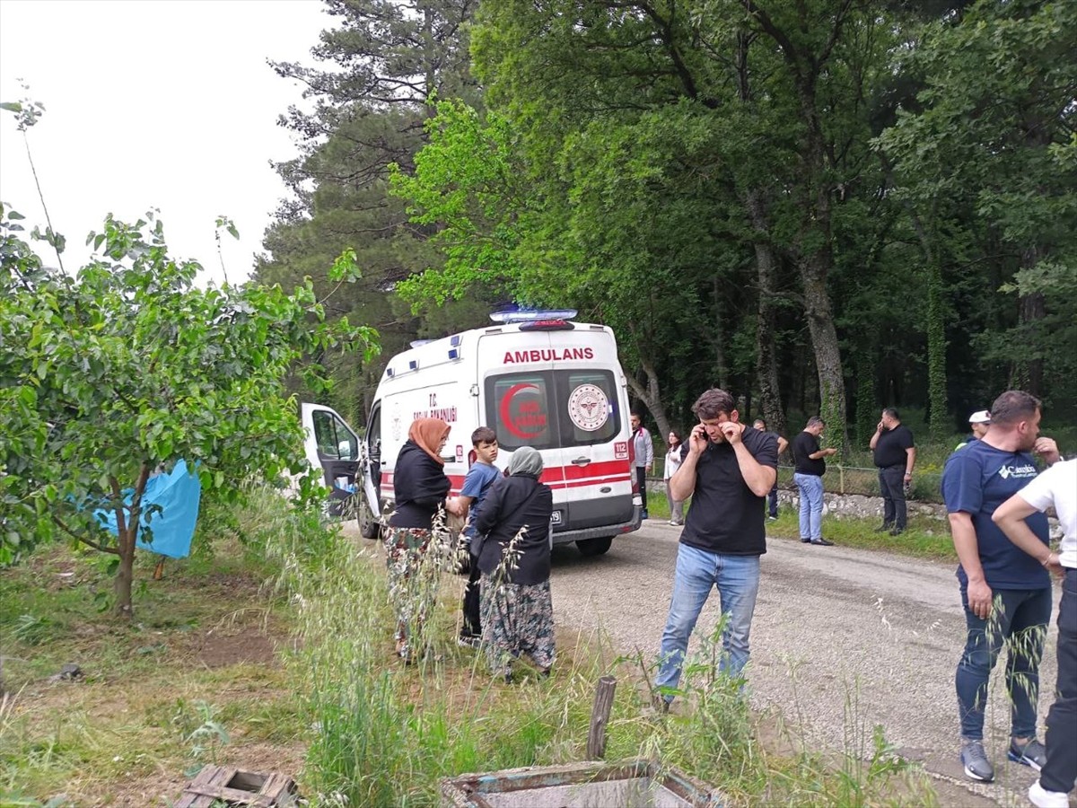 Çanakkale'nin Bayramiç ilçesinde iki motosikletin çarpışması sonucu 1'i ağır 4 kişi...