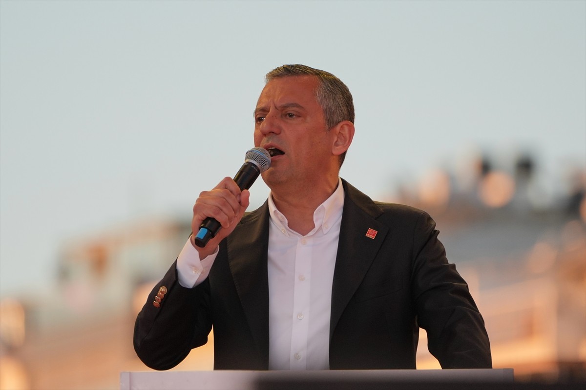 CHP Genel Başkanı Özgür Özel, İzmir'de Gündoğdu Meydanı'nda "Millet iradesine sahip çıkıyor"...