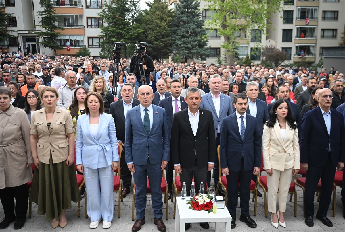 CHP Genel Başkanı Özgür Özel (sağ 2), Çankaya Belediyesince Çukurambar Mahallesi'nde hizmete...