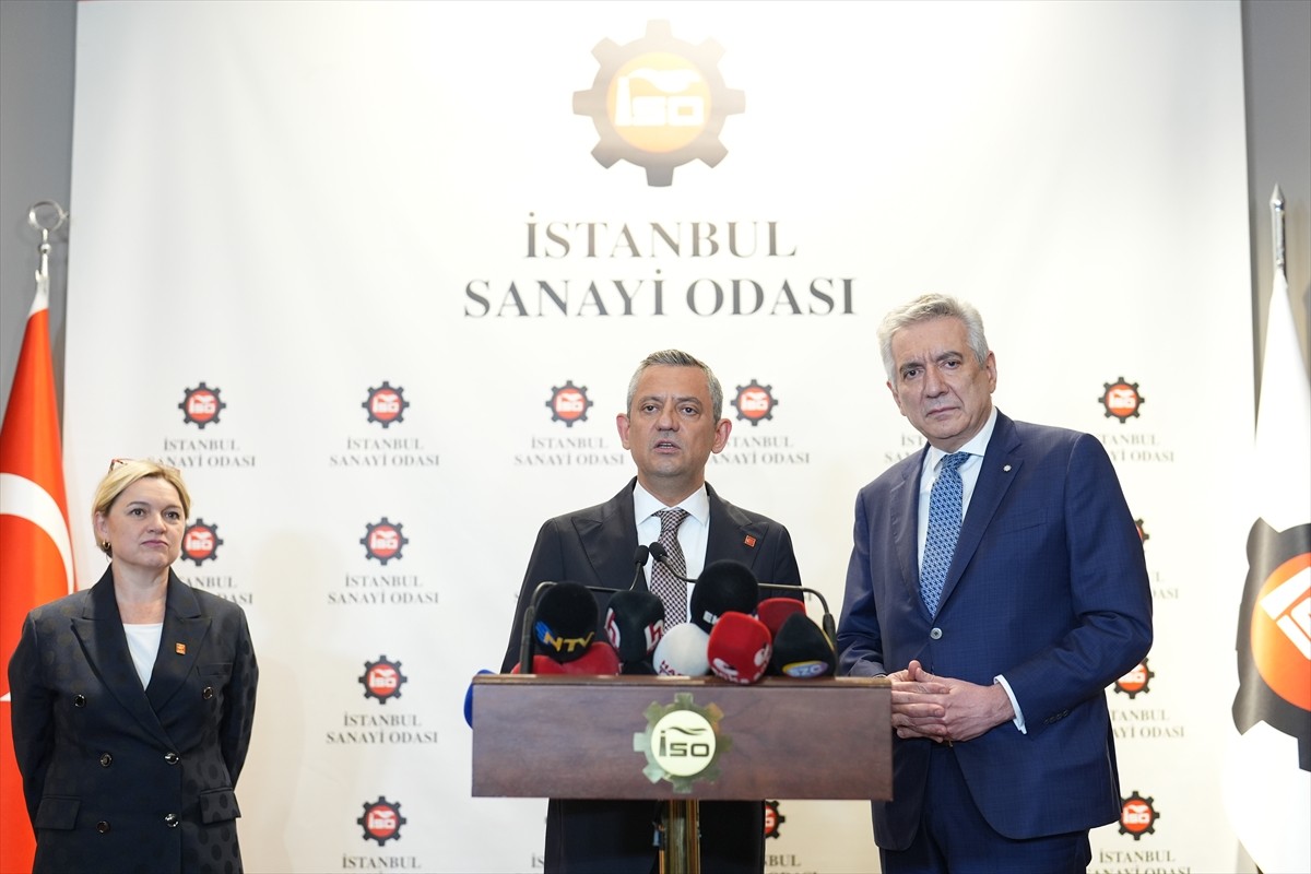 CHP Genel Başkanı Özgür Özel (solda), İstanbul Sanayi Odasını (İSO) ziyaret etti. Özgür Özel...