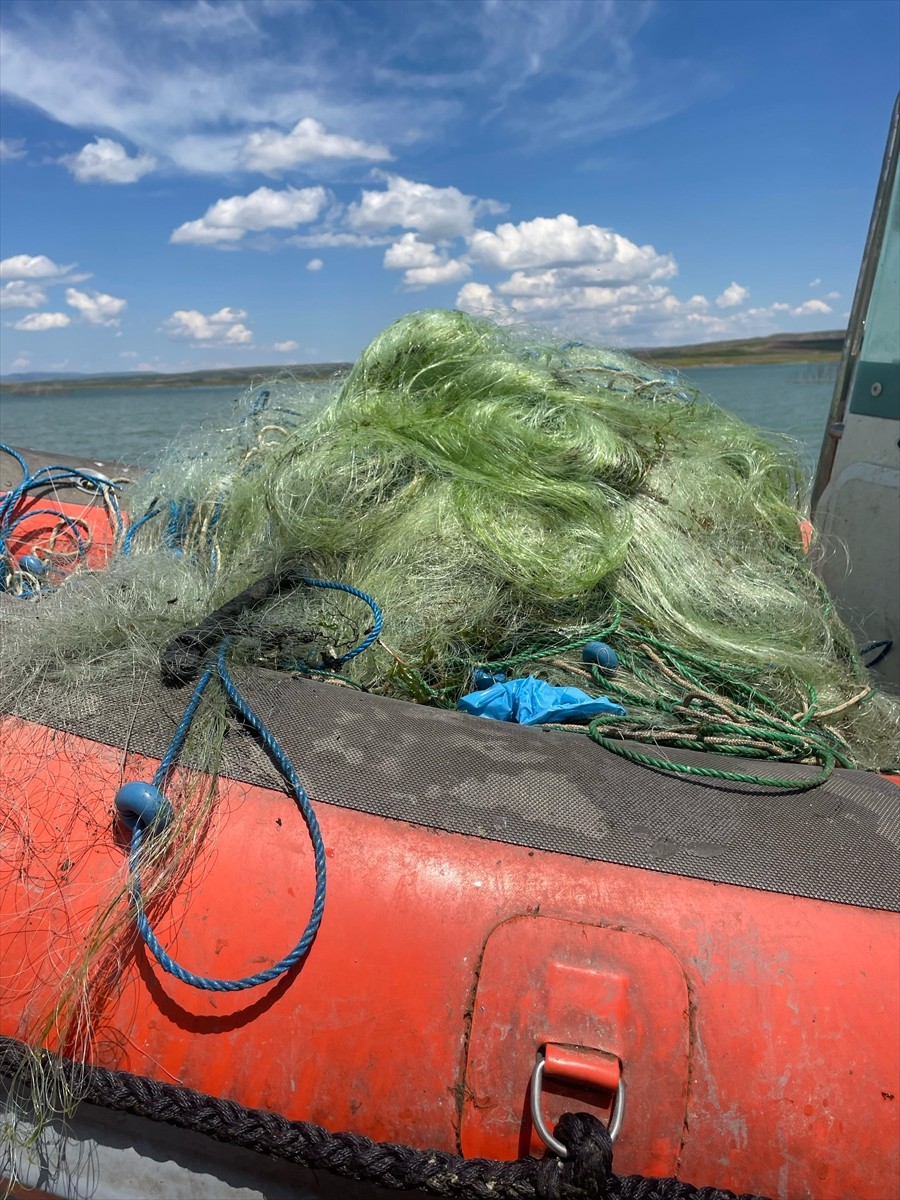 Çorum'un Alaca ilçesinde kaçak avcıların bıraktığı 2 bin 600 metre uzunluğundaki balık ağı, baraj...