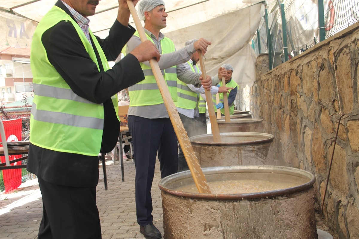 Çorum'un Oğuzlar ilçesinde Hıdırellez kutlamaları kapsamında gönüllü vatandaşlardan toplanan...