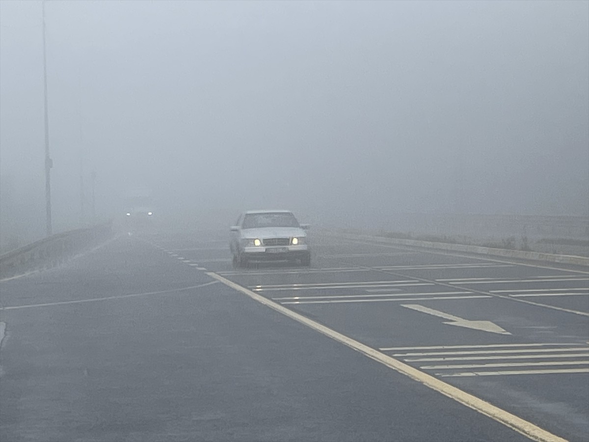 D-100 kara yolunun Bolu Dağı geçişinde sis ulaşımı olumsuz etkiledi.