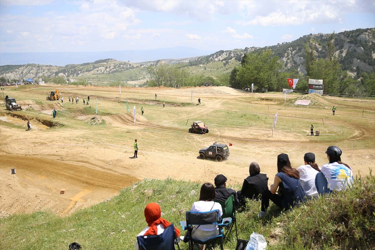 Denizli'nin Babadağ ilçesinde düzenlenen off-road etkinliğinde Türkiye'nin farklı şehirlerinden...