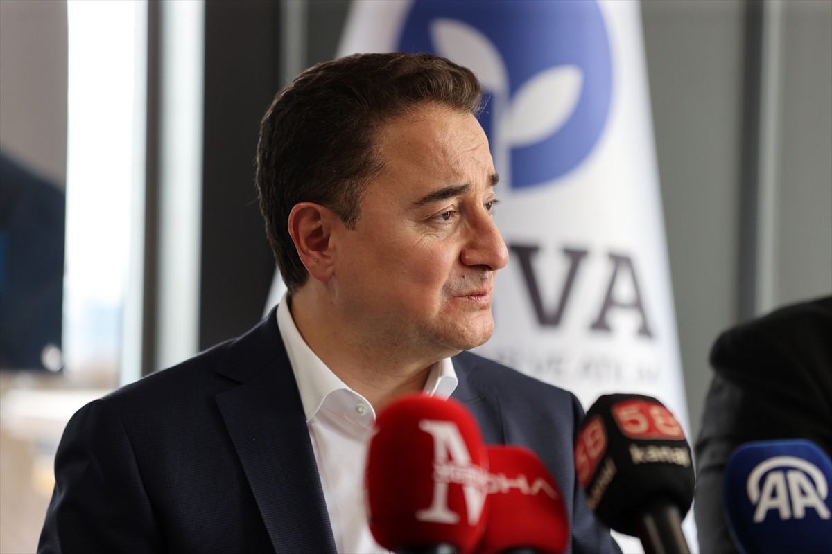 DEVA Partisi Genel Başkanı Ali Babacan (ortada), Sivas'ta gazetecilerle bir araya geldi.