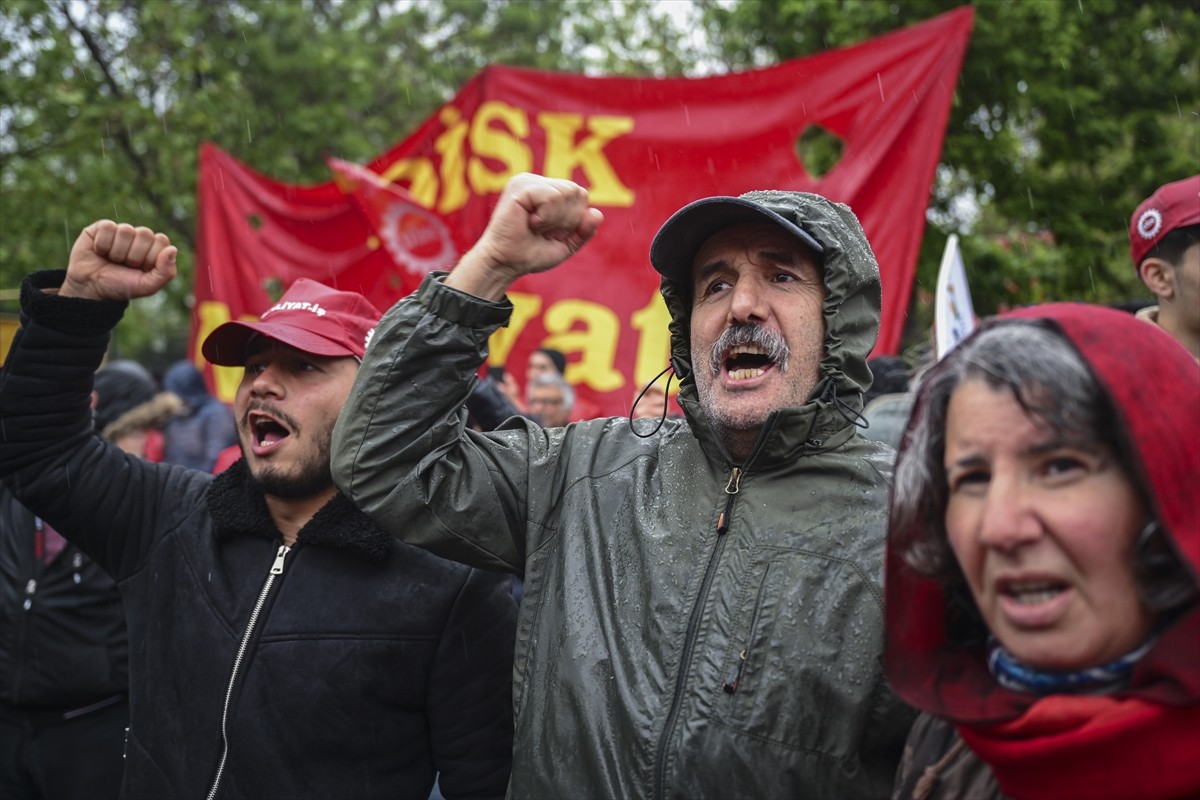 Devrimci İşçi Sendikaları Konfederasyonuna (DİSK) bağlı Nakliyat-İş Sendikası üyeleri, 1 Mayıs...