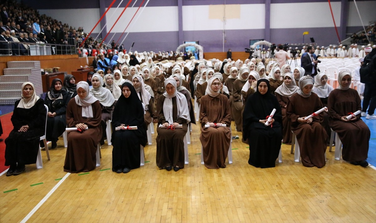 Diyanet İşleri Başkanı Ali Erbaş (ortada), Recep Kara Spor Salonu'nda Ordu Müftülüğünce 452 hafız...