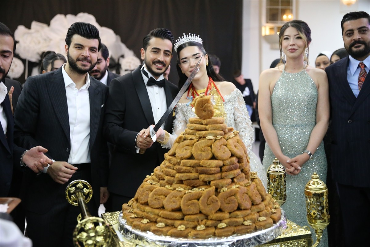 Diyarbakır'da evlenen Sude Bucak ve Furkan Altunhan çifti, düğünde pasta yerine 21 kattan oluşan...