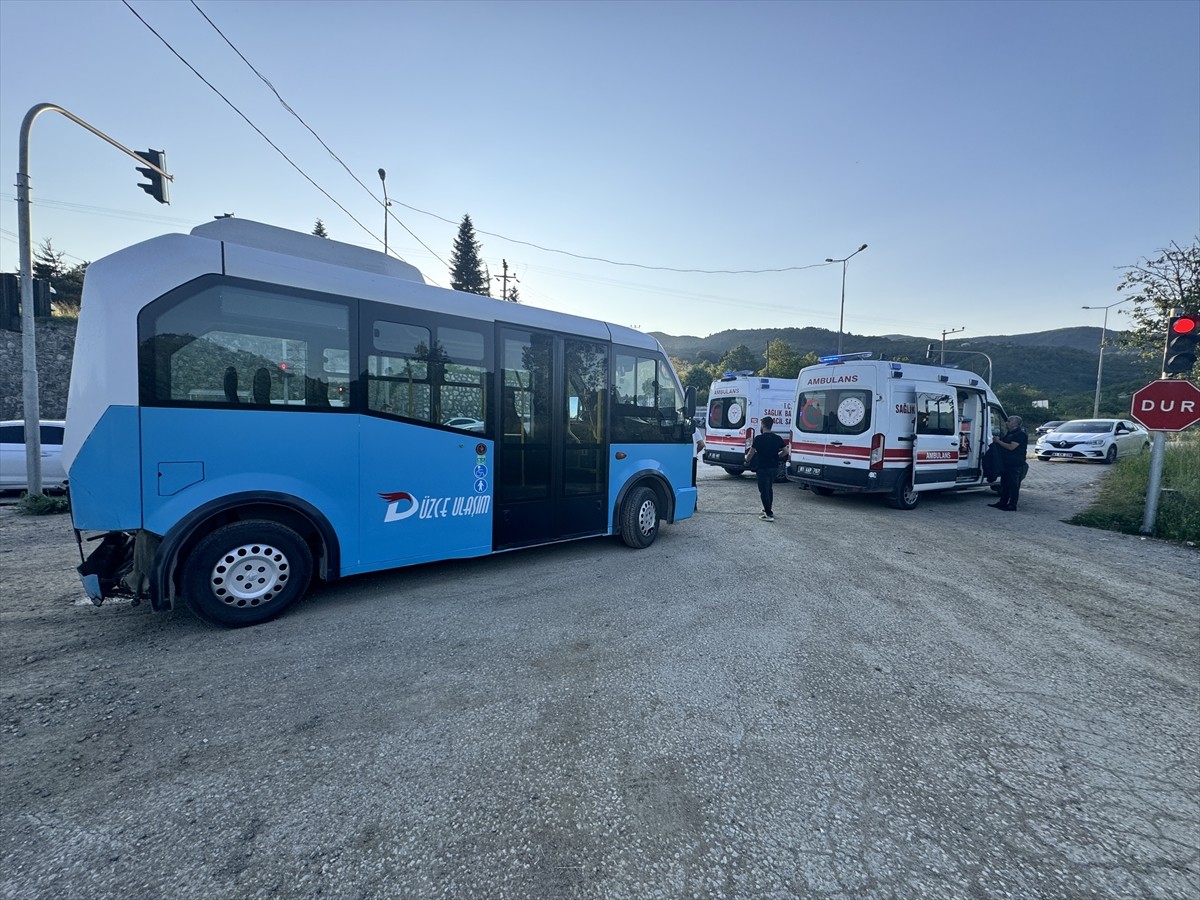 Düzce'de otomobilin çarptığı midibüste bulunan 7 kişi yaralandı.