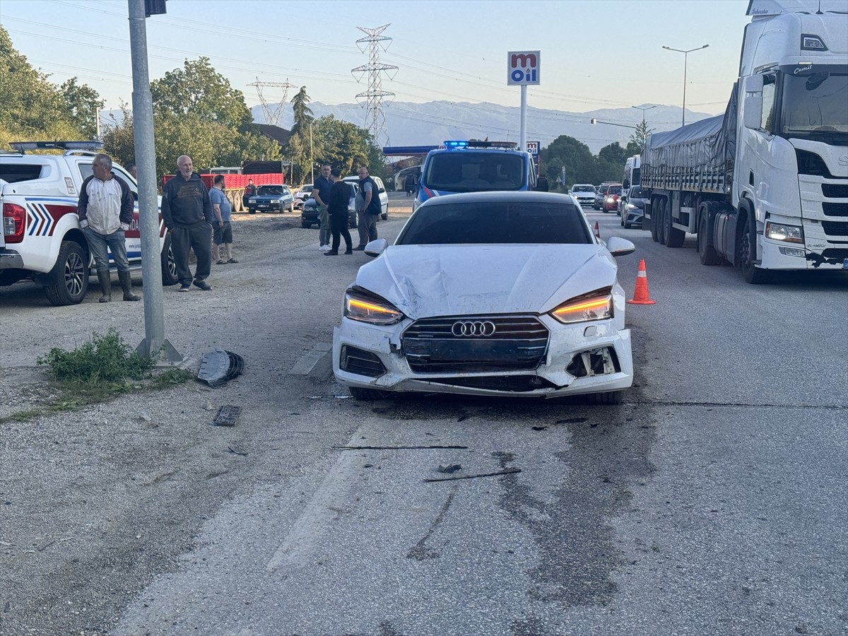 Düzce'de otomobilin çarptığı midibüste bulunan 7 kişi yaralandı.