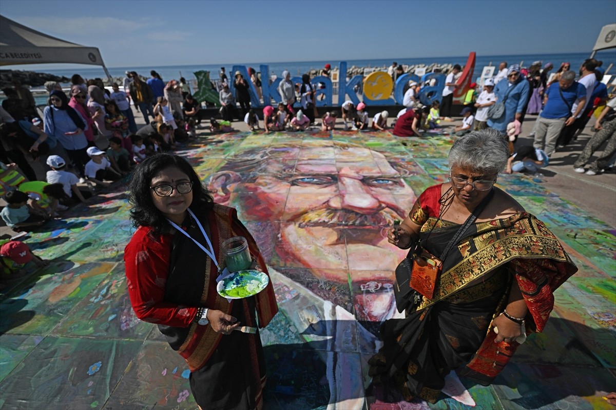 Düzce'nin Akçakoca ilçesinde bu yıl ilki düzenlenen 10 ülkeden 41 ressamın katıldığı "Uluslararası...