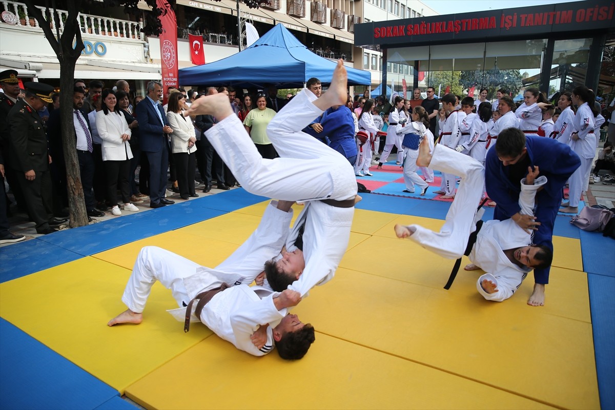 Edirne'de, 19 Mayıs Atatürk'ü Anma, Gençlik ve Spor Bayramı etkinlikleri kapsamında "Gençlik...