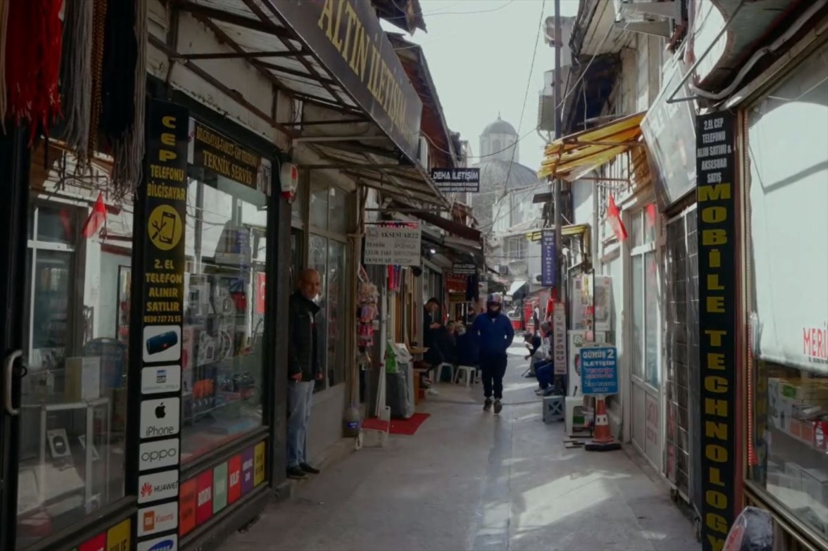 Edirne'de dar uzun sokağıyla ünlü ve 30 tescilli dükkanın bulunduğu Kunduracılar Çarşısı'nda...