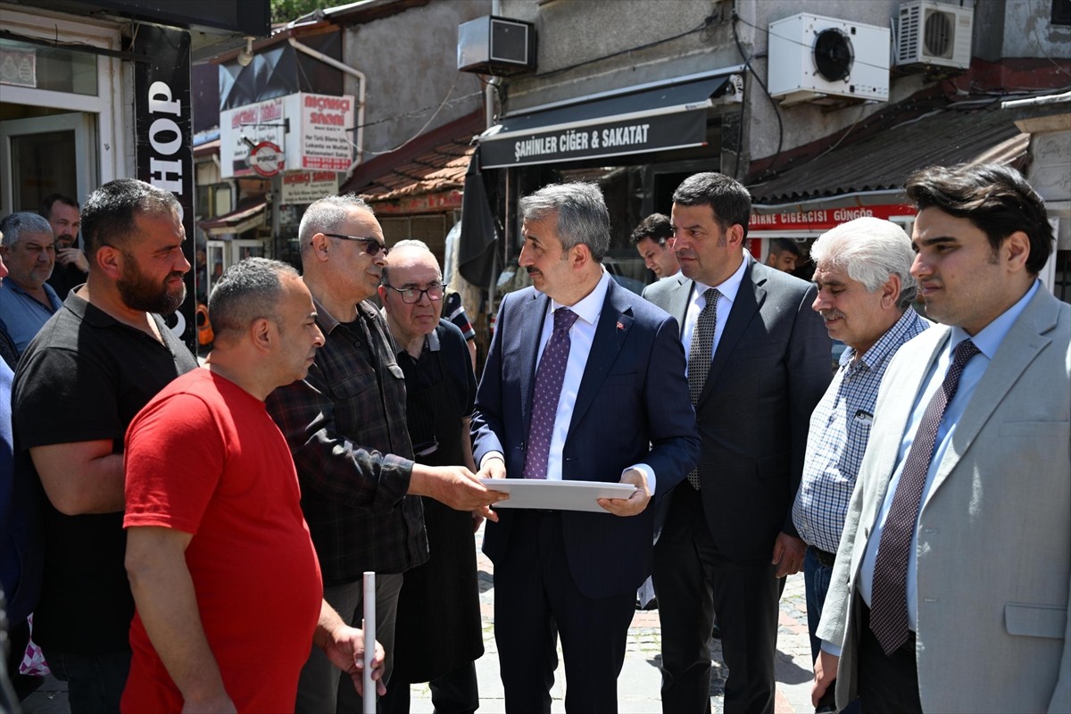 Edirne'de dar uzun sokağıyla ünlü ve 30 tescilli dükkanın bulunduğu Kunduracılar Çarşısı'nda...