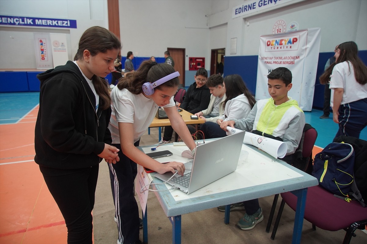 Edirne'de Deneyap Türkiye Teknoloji Atölyeleri'nde eğitim alan öğrenciler, yazılım, robotik...