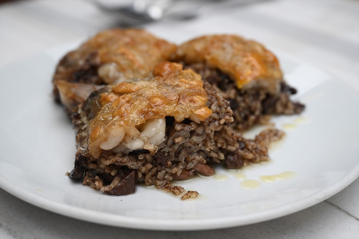 Edirne'de Türk Mutfağı Haftası etkinlikleri kapsamında vatandaşlara ciğer sarma ikramında...