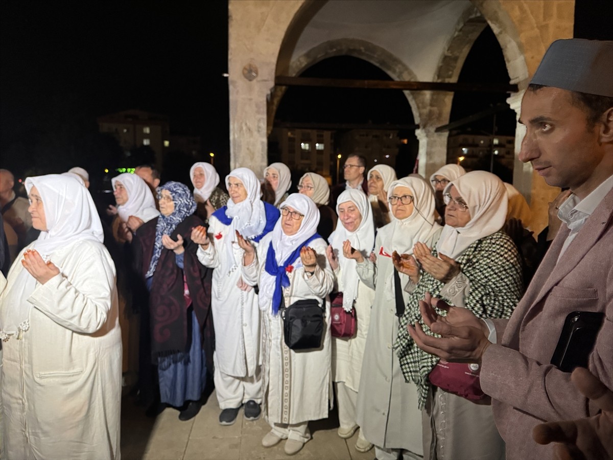 Edirne'den 76 kişilik hac kafilesi, dualarla kutsal topraklara uğurlandı. Hacı adayları...