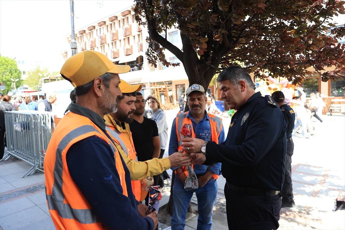 Edirne Emniyet Müdürü Onur Karaburun, 1 Mayıs Emek ve Dayanışma Günü dolayısıyla işçilere çiçek...