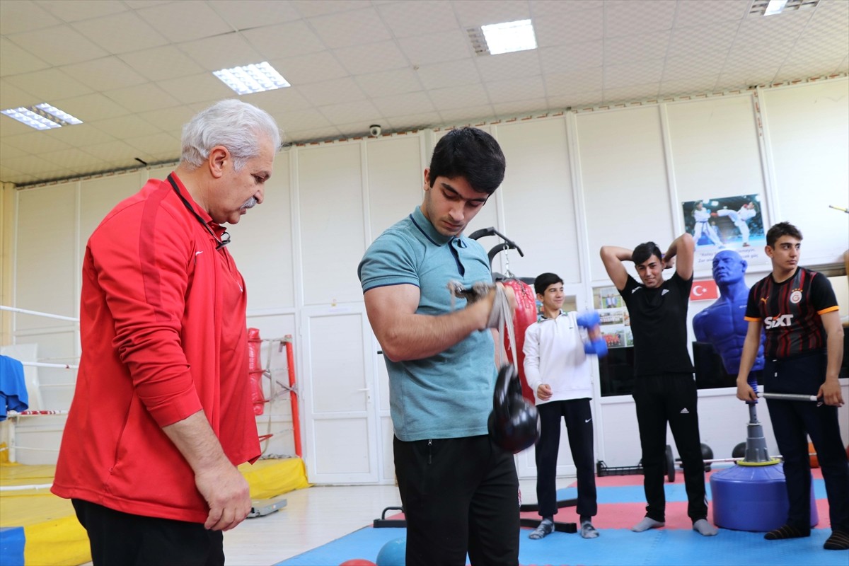  Elazığ'da yaşayan bilek güreşi Türkiye şampiyonu 15 yaşındaki Yakub Doğan, yeni madalyalar için...