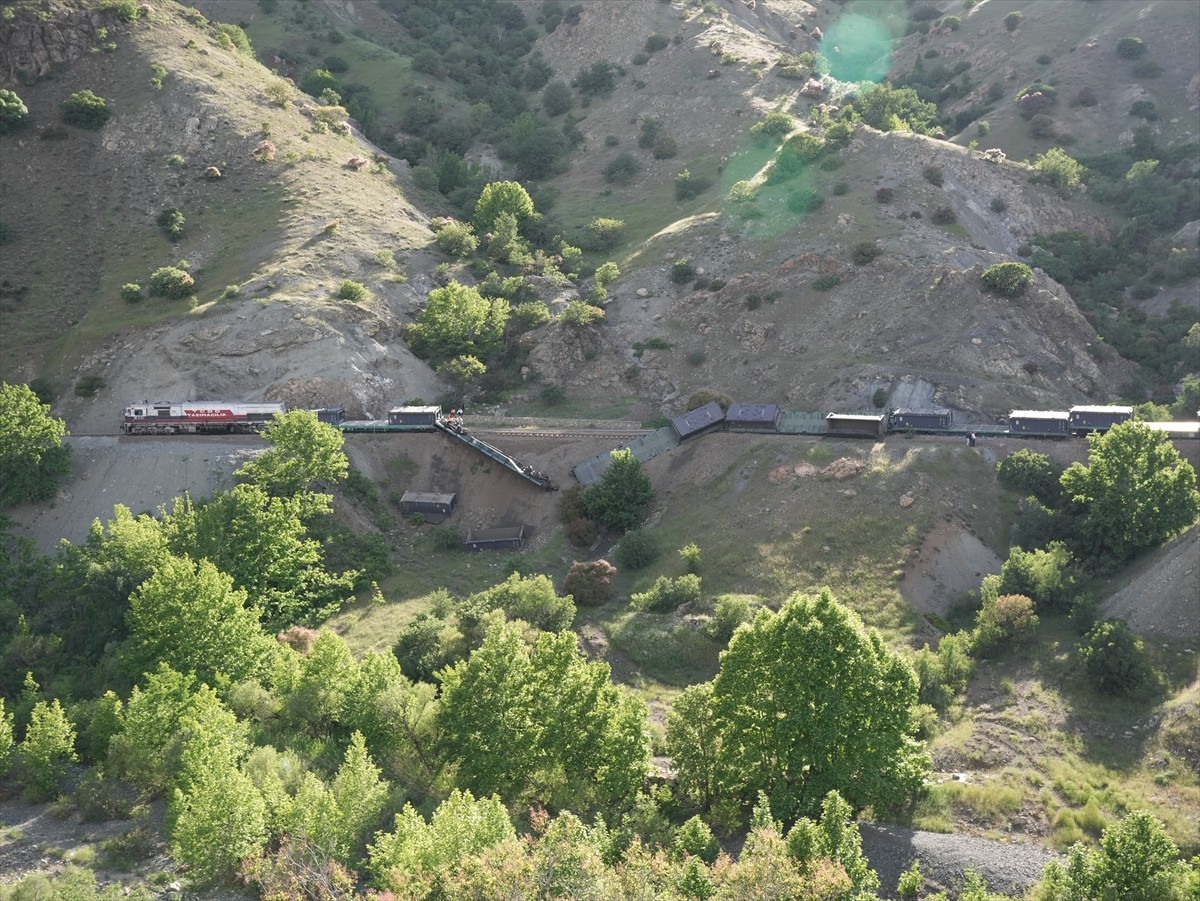 Elazığ'ın Maden ilçesinde, yük treninin raydan çıkan 5 vagonundan 2'si şarampole devrildi.