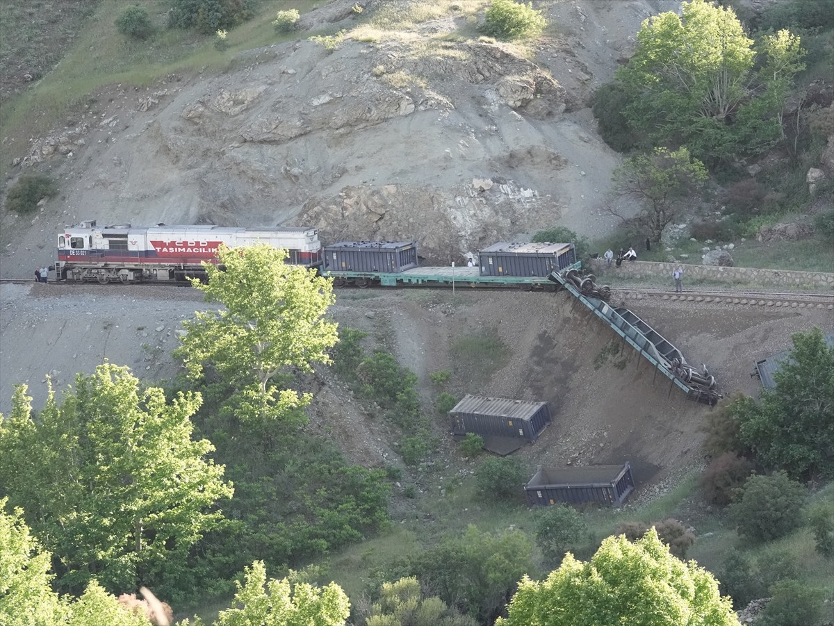 Elazığ'ın Maden ilçesinde, yük treninin raydan çıkan 5 vagonundan 2'si şarampole devrildi.