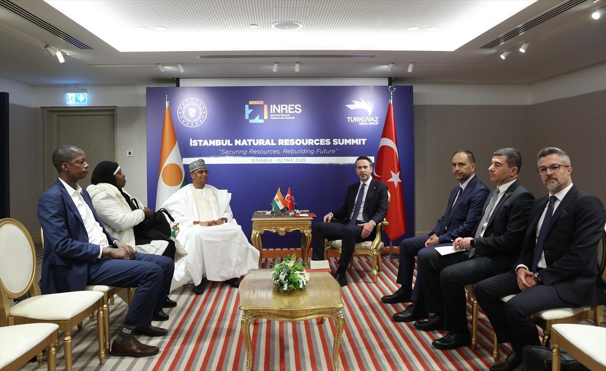 Enerji ve Tabii Kaynaklar Bakanı Alparslan Bayraktar (sağda), İstanbul Doğal Kaynaklar Zirvesi...