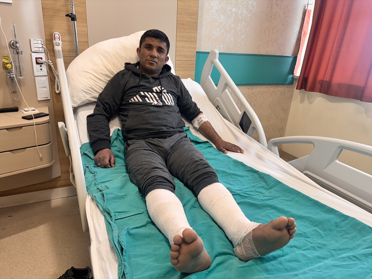 Erzincan'da mikserden dökülen beton harcının bir kısmının çizmelerinden içeri girmesi sonucu...