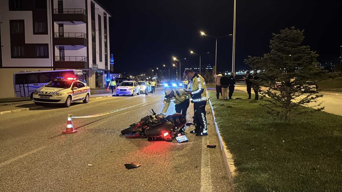 Erzincan'da refüje çarpan motosikletin sürücüsü hayatını kaybetti.