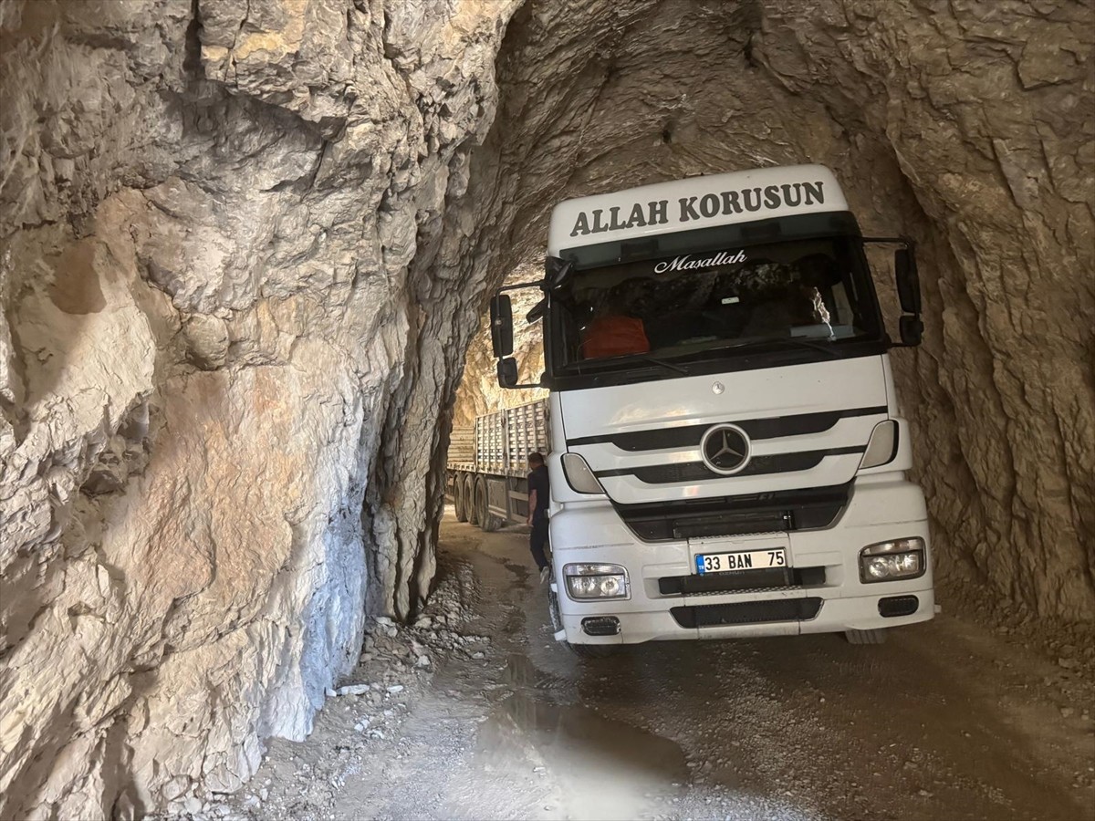 Erzincan'ın Kemaliye ilçesindeki tarihi Taş Kemaliyeliler Yolu'nda tırın tünele sıkışması sonucu...