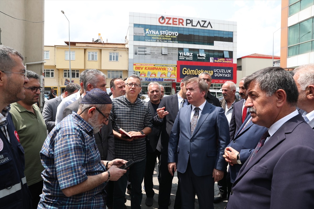 Erzincan’da sıralı dükkanların çatısında çıkan yangının ardından Vali Hamza Aydoğdu esnafı ziyaret...