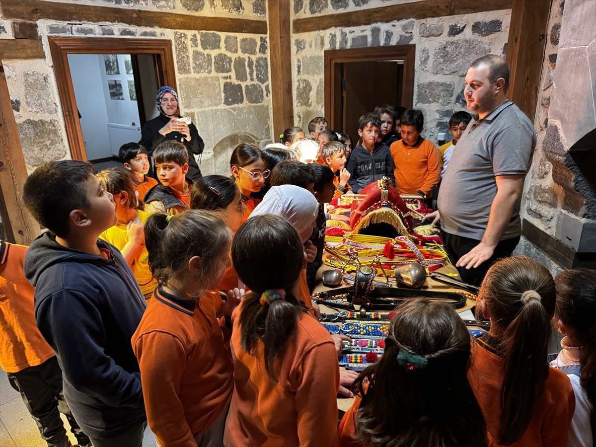 Erzurum'da 600 ilkokul öğrencisine, Müzeler Haftası kapsamında unutulmaya yüz tutmuş mesleklerin...