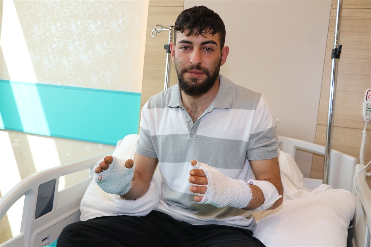 Erzurum'da ormanlık alanda hararet yapan otomobiline aceleyle müdahale ederken su haznesinden...