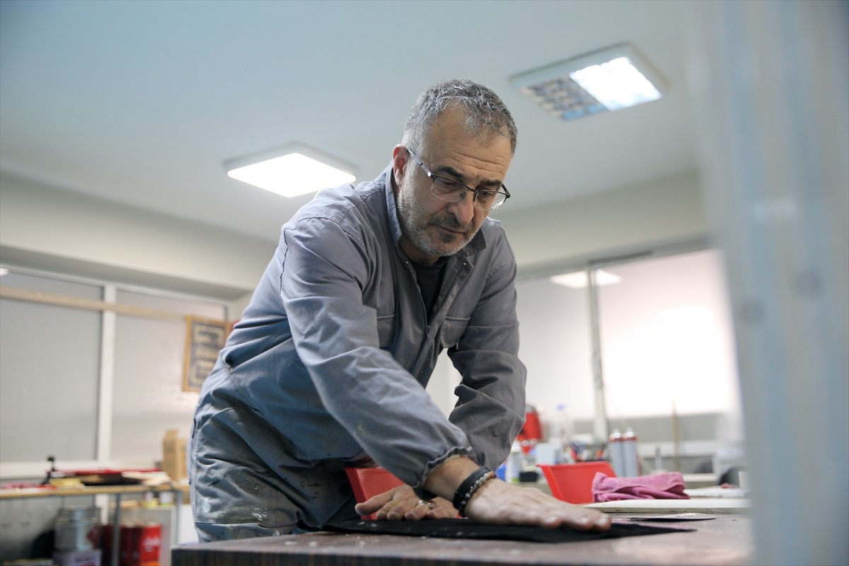 Erzurum'da yaşayan el sanatları ustası 51 yaşındaki Bülent Yazıcı, 15 yıl önce internetten görerek...