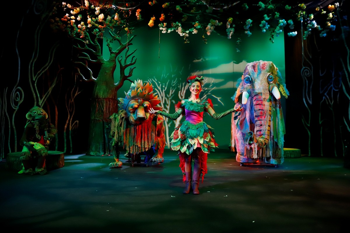 Erzurum Devlet Tiyatrosu (EDT), "Tiyatro Her Yerde" projesi kapsamında turne otobüsüyle kentin 12...