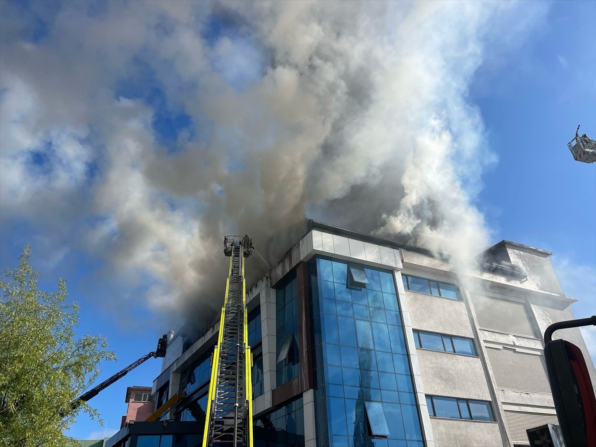 Esenyurt Akçaburgaz Mahallesi 3090. Sokak'taki tekstil atölyesinde henüz belirlenemeyen nedenle...