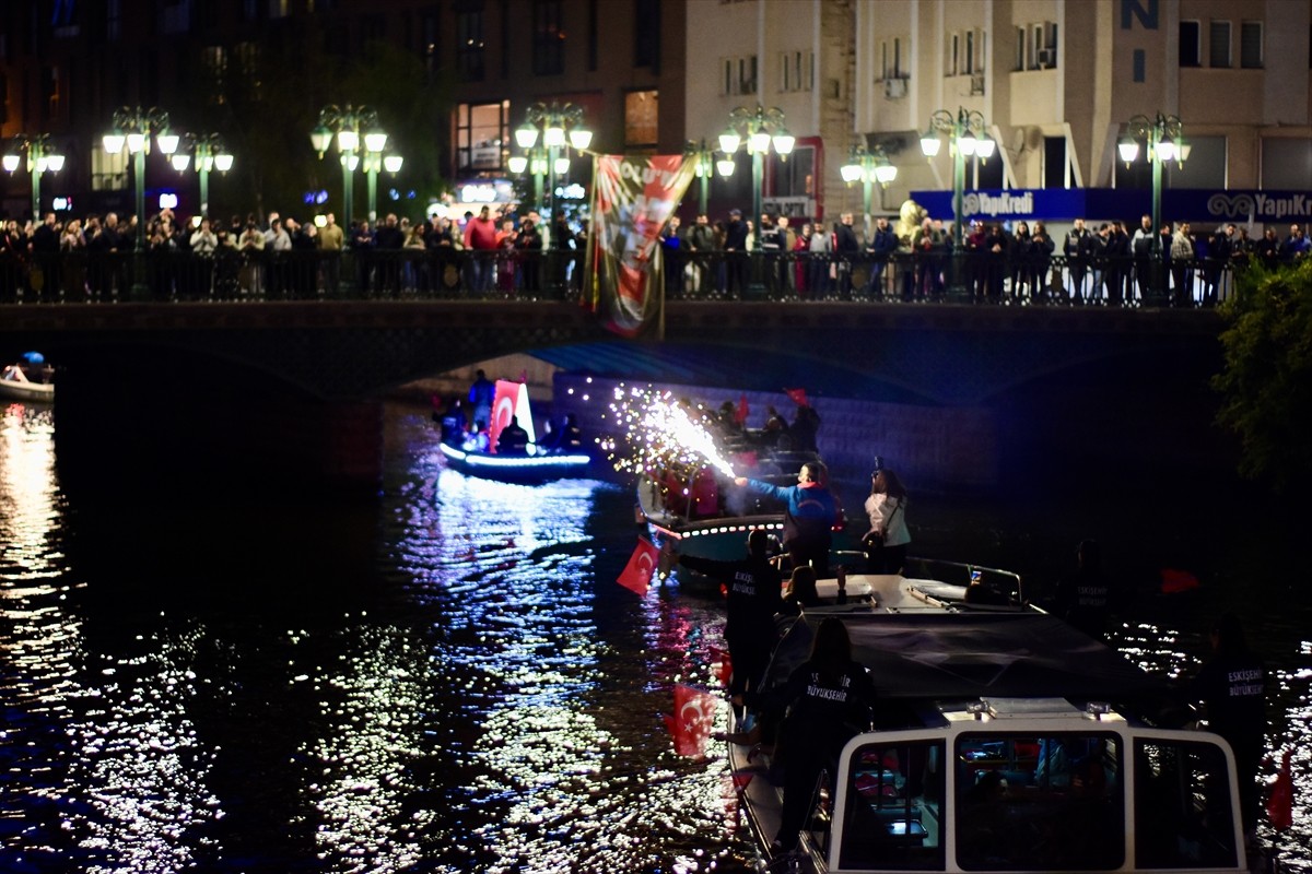 Eskişehir'de, 19 Mayıs Atatürk'ü Anma, Gençlik ve Spor Bayramı dolayısıyla Porsuk Çayı'nda...