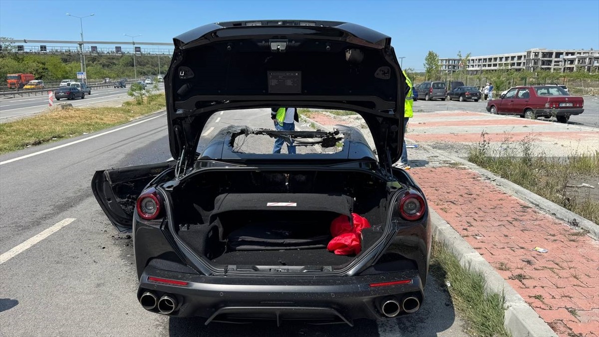 Eyüpsultan'da seyir halindeyken yangın çıkan lüks otomobil, kullanılamaz hale geldi.