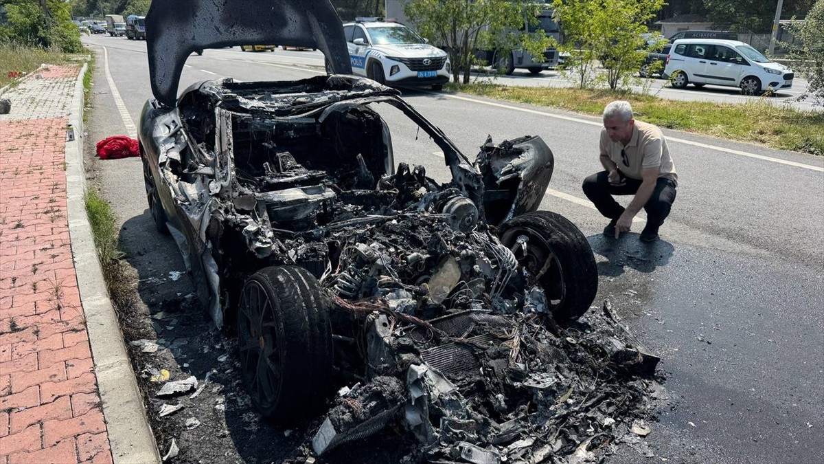 Eyüpsultan'da seyir halindeyken yangın çıkan lüks otomobil, kullanılamaz hale geldi.